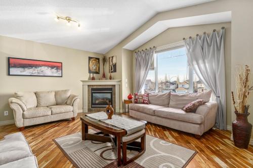 3 bdrm House-Quick Mountain Access, Pool Table, AC · Calgary
