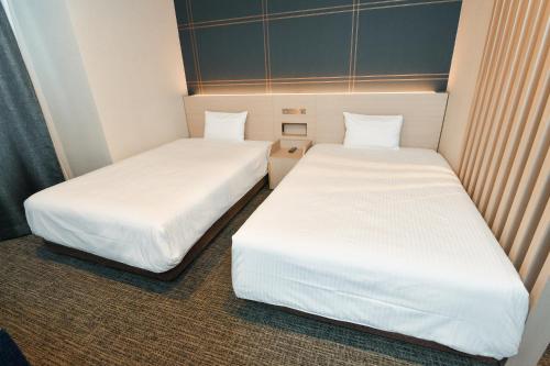 Standard Twin Room image 6
