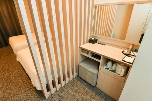 Standard Twin Room image 5