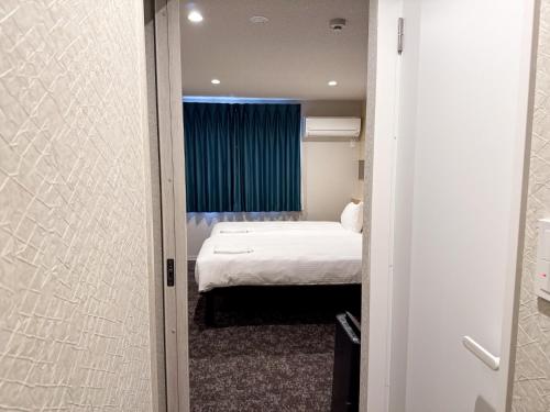 Standard Twin Room image 10