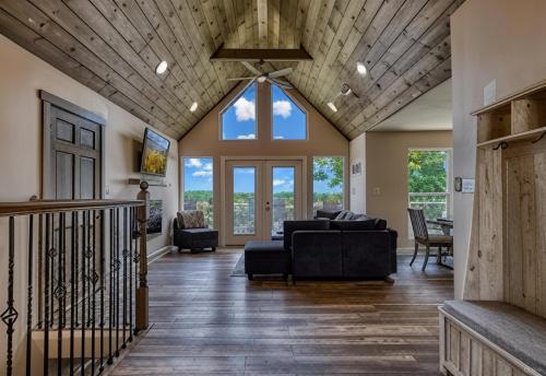 Broadview, River, Golf Course, Games, free Attraction Tickets, Hot Tub, WIFI!!!