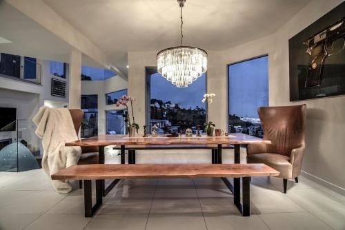 Hollywood Hills Modern Sanctuary–Jaw Dropping View