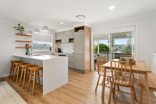 Modern Coastal 4 Bedroom house in paradise, walk to beach and rockpools, large yard in Anna Bay
