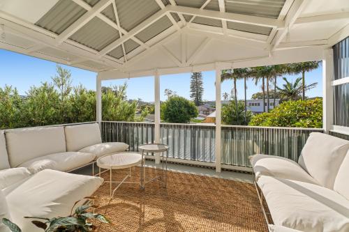 balkon/terras, Modern Coastal 4 Bedroom house in paradise, walk to beach and rockpools, large yard in Anna Bay