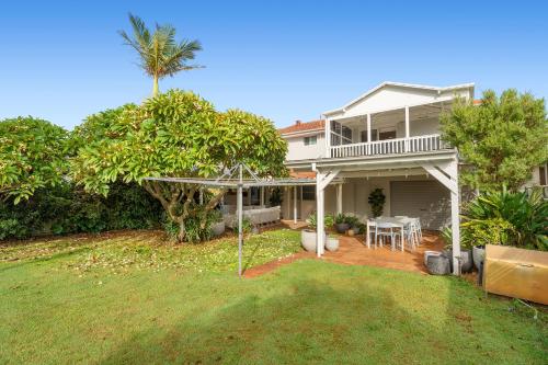 Buitenkant, Modern Coastal 4 Bedroom house in paradise, walk to beach and rockpools, large yard in Anna Bay