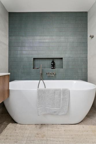 Badkamer, Modern Coastal 4 Bedroom house in paradise, walk to beach and rockpools, large yard in Anna Bay
