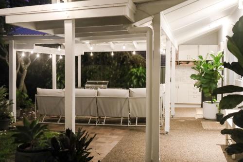 Faciliteiten, Modern Coastal 4 Bedroom house in paradise, walk to beach and rockpools, large yard in Anna Bay