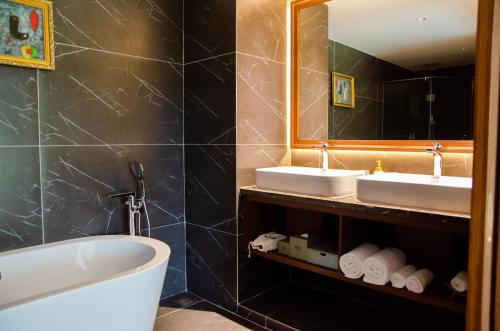 room detail thumbnail 2