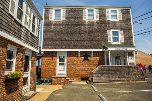 Bearskin Neck Motor Lodge