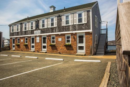 Bearskin Neck Motor Lodge