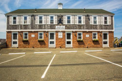 Bearskin Neck Motor Lodge