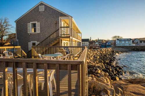 Bearskin Neck Motor Lodge