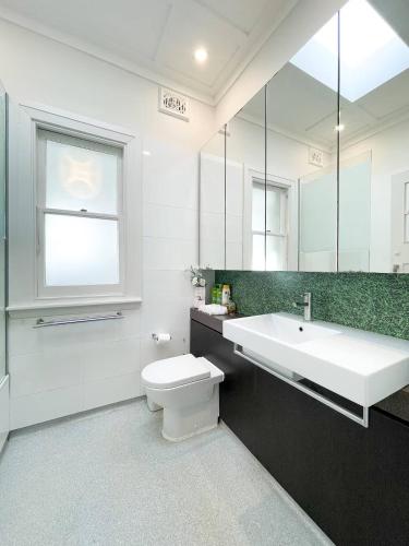 Spacious 3BR by CBD– Walk to Harbour Parks&Cafés - image 13