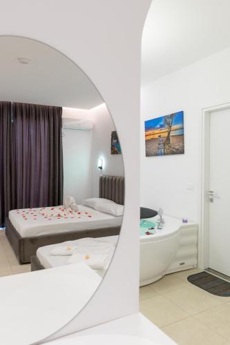 Deluxe Suite image 7