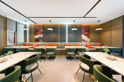 Restaurant, Atour Hotel Beijing West Station Liuliqiao in West Railway Station