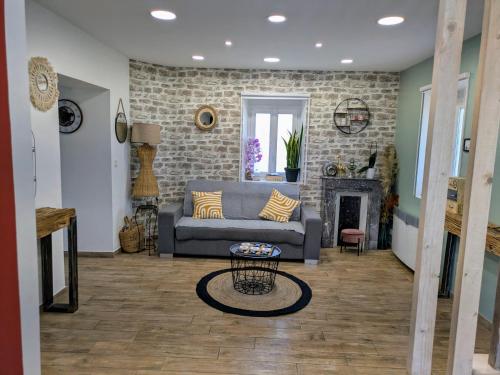 Maison garde barrière gîte à louer Herbisse