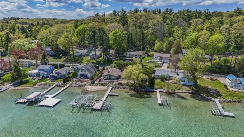 Beautiful Torch Lake House with Beach Access - image 4