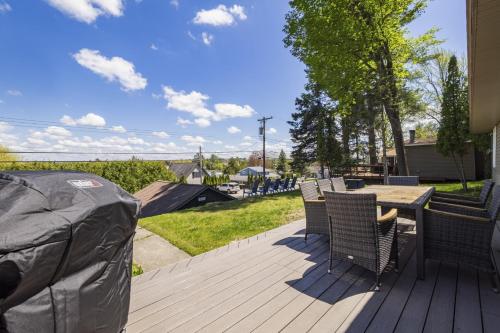 Beautiful Torch Lake House with Beach Access - image 7