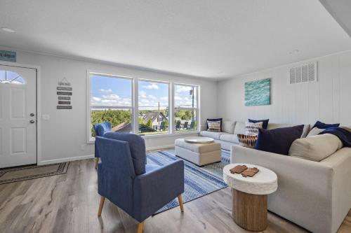 Beautiful Torch Lake House with Beach Access - image 8