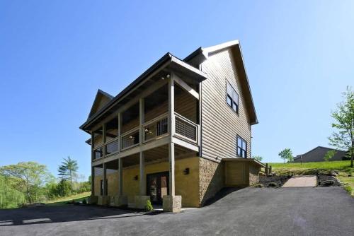 Fall Getaway at Smokey Blues Cabin - Indoor Pool
