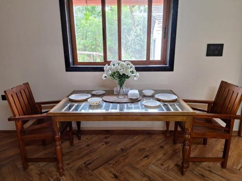 Iekārtas, Cozy Scenic Farmhouse Retreat in Bantwal