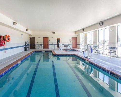 Comfort Inn & Suites in Madisonville, USA