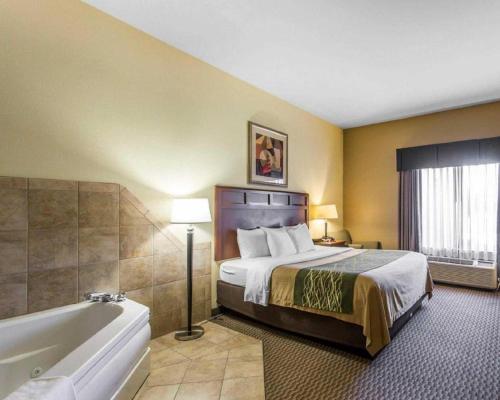 Comfort Inn & Suites in Madisonville, USA