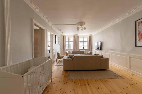 180SQM NEW Luxury Apt - City Center - Located on Largest Shopping Street! - image 11