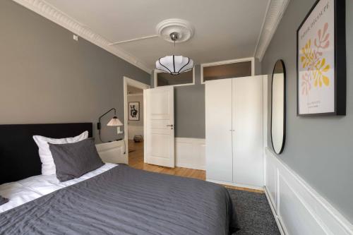 180SQM NEW Luxury Apt - City Center - Located on Largest Shopping Street! - image 12