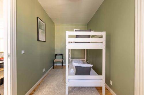 180SQM NEW Luxury Apt - City Center - Located on Largest Shopping Street! - image 10