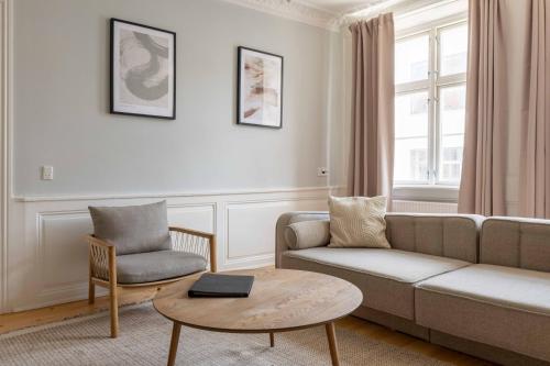180SQM NEW Luxury Apt - City Center - Located on Largest Shopping Street! - image 4