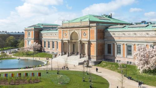 180SQM NEW Luxury Apt - City Center - Located on Largest Shopping Street! - image 14