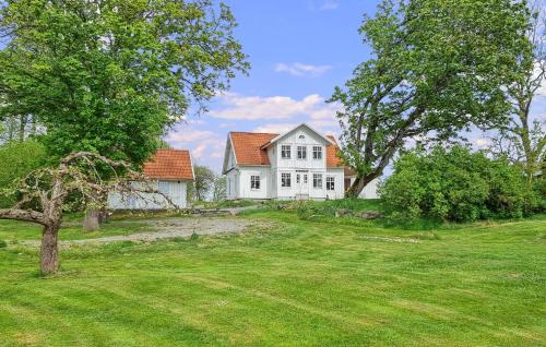 4 Bedroom Cozy Home In Flo