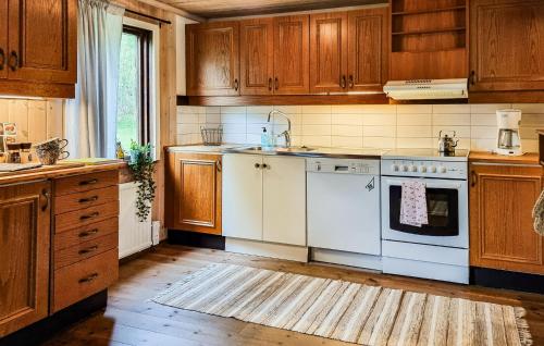Konyha, 2 Bedroom Beautiful Home In Västerlanda (2 Bedroom Beautiful Home In Vasterlanda) in Vasterlanda