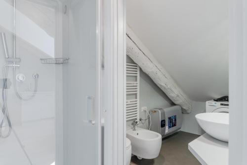 One-Bedroom Apartment image 3