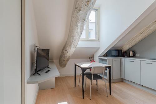 One-Bedroom Apartment image 8