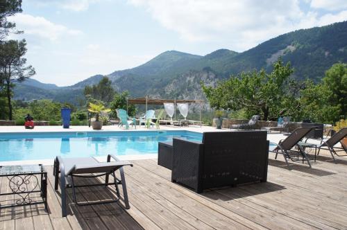 Swimming pool, Mas Des Collines Chambre de Charme avec vue et Piscine in Montaulieu