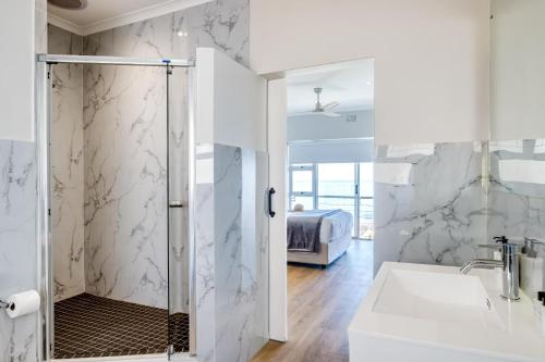 Ocean View 2 bed Apt in Camps Bay Skyline Heights - image 5