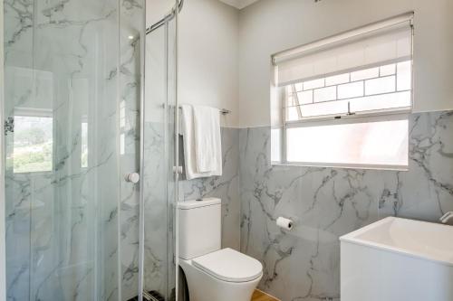 Ocean View 2 bed Apt in Camps Bay Skyline Heights - image 12