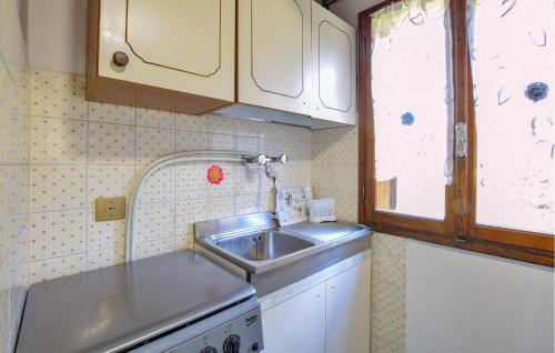 virtuve, Gorgeous Home In San Romano In Garfagna in San Romano In Garfagnana
