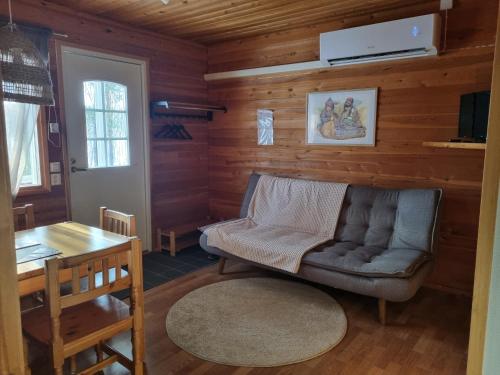 1 twin bed, 2 bunk beds