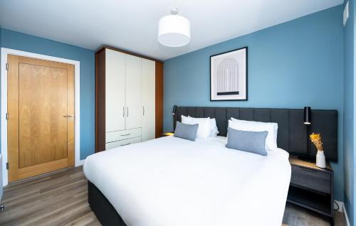 One-Bedroom Apartment image 2