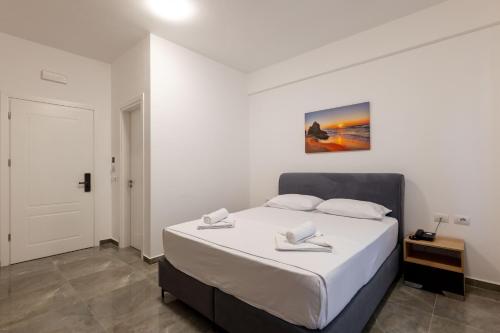 Deluxe Double Room with Balcony image 10