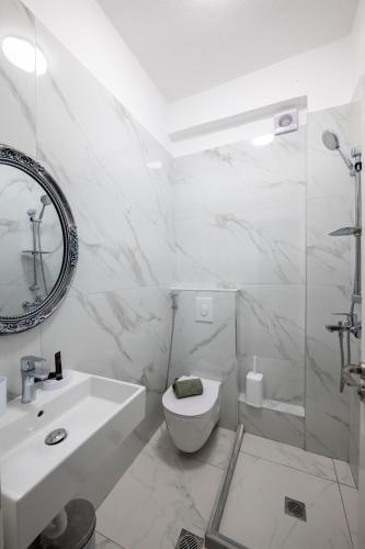 Deluxe Double Room with Balcony image 9