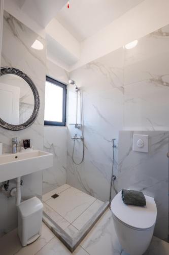 Deluxe Double Room with Balcony image 7