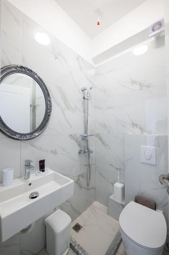 Deluxe Double Room with Balcony image 5
