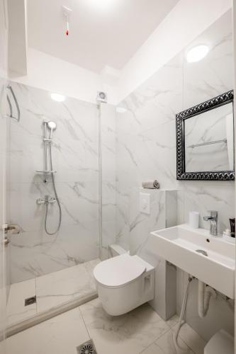 Deluxe Double Room with Balcony image 4