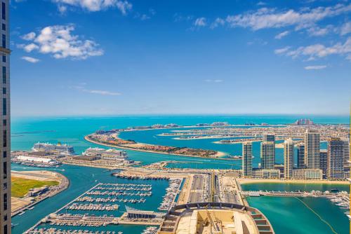 Daniels 3BR with Palm View at Marina Pinnacle, Dubaj