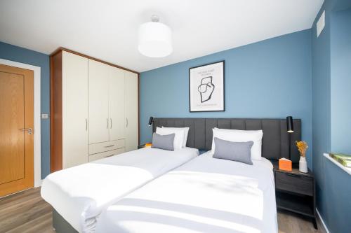 Three-Bedroom Apartment image 4