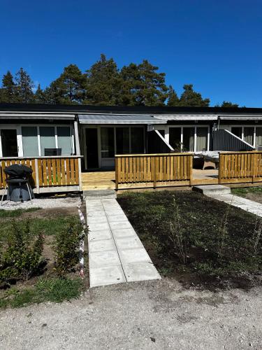 Hotellet från utsidan, Hallestrand Seaview Apartment in Hällestrand